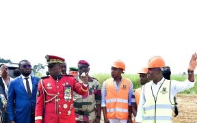 Oligui Nguema inspecte l’avancée des chantiers de logements sociaux de Bikélé