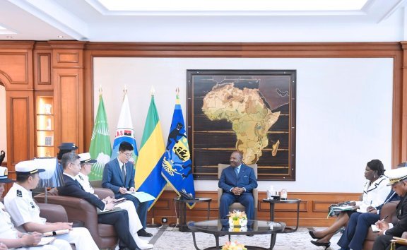 Ali Bongo échange avec une délégation conduite par le commandant en chef de la Marine chinoise