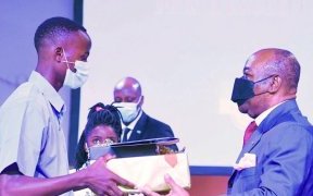 Ali Bongo prend part à la 1ère édition du Concours national des meilleurs élèves