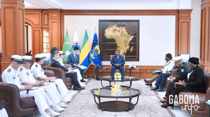 Ali Bongo échange avec une délégation conduite par le commandant en chef de la Marine chinoise