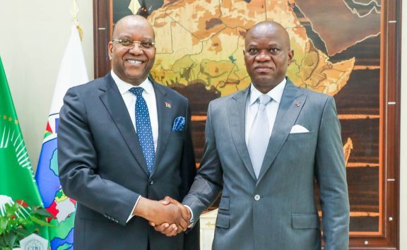 Oligui Nguema et l’ambassadeur d’Angola réaffirment la solidité des liens entre Libreville et Luanda