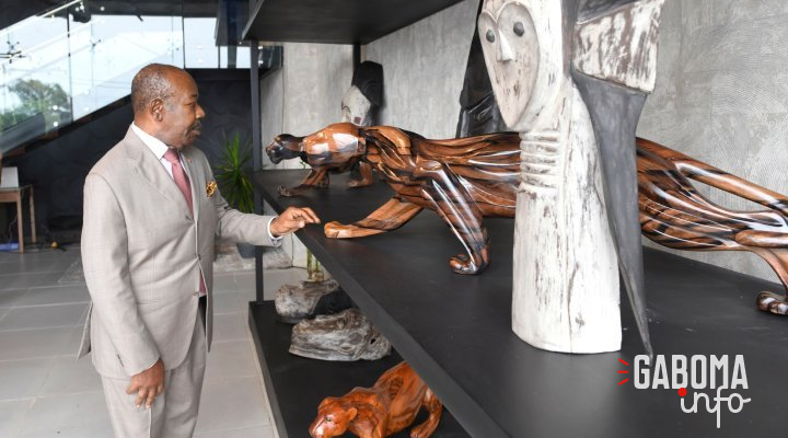 Ali Bongo visite le nouveau showroom « Akiba Wood Furniture » à Akanda