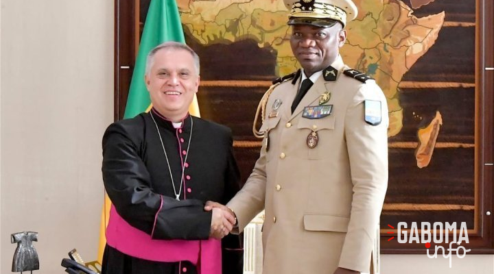Brice Clotaire Oligui Nguema échange avec le nonce apostolique et une délégation d’évêques