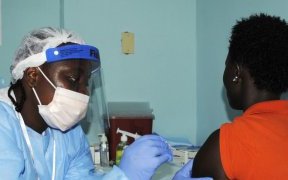 Ceux qui acceptent de se faire vacciner signent-ils leur propre acte de décès ? Le gouvernement gabonais invité à lever les équivoques