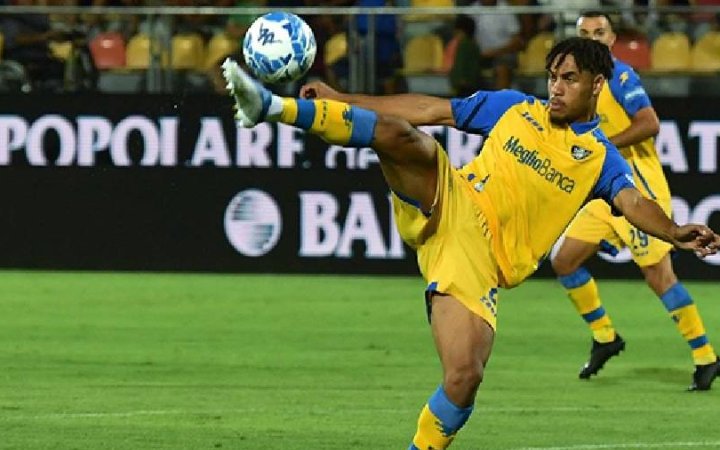 Serie B : Anthony Oyono décisif, Frosinone arrache un nul spectaculaire face à Catanzaro